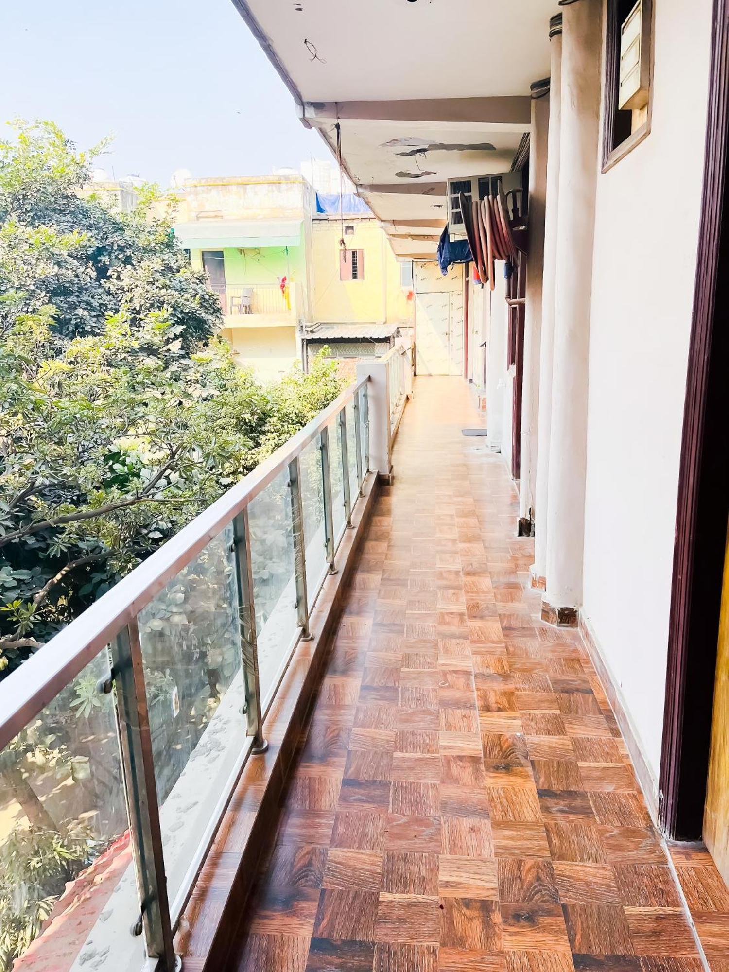 Deluxe In Sarai Kaley Khan