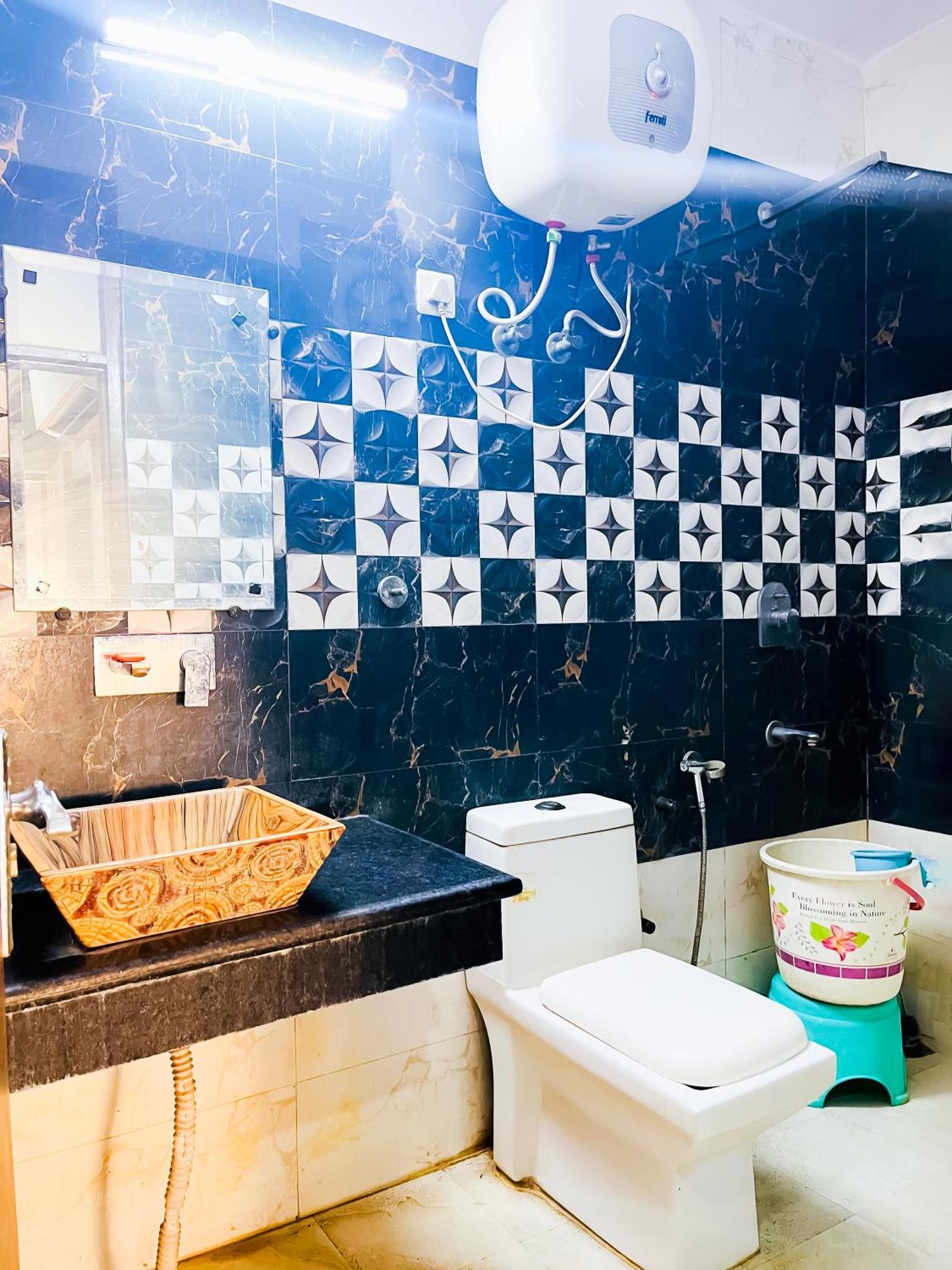 Deluxe In Sarai Kaley Khan New Delhi