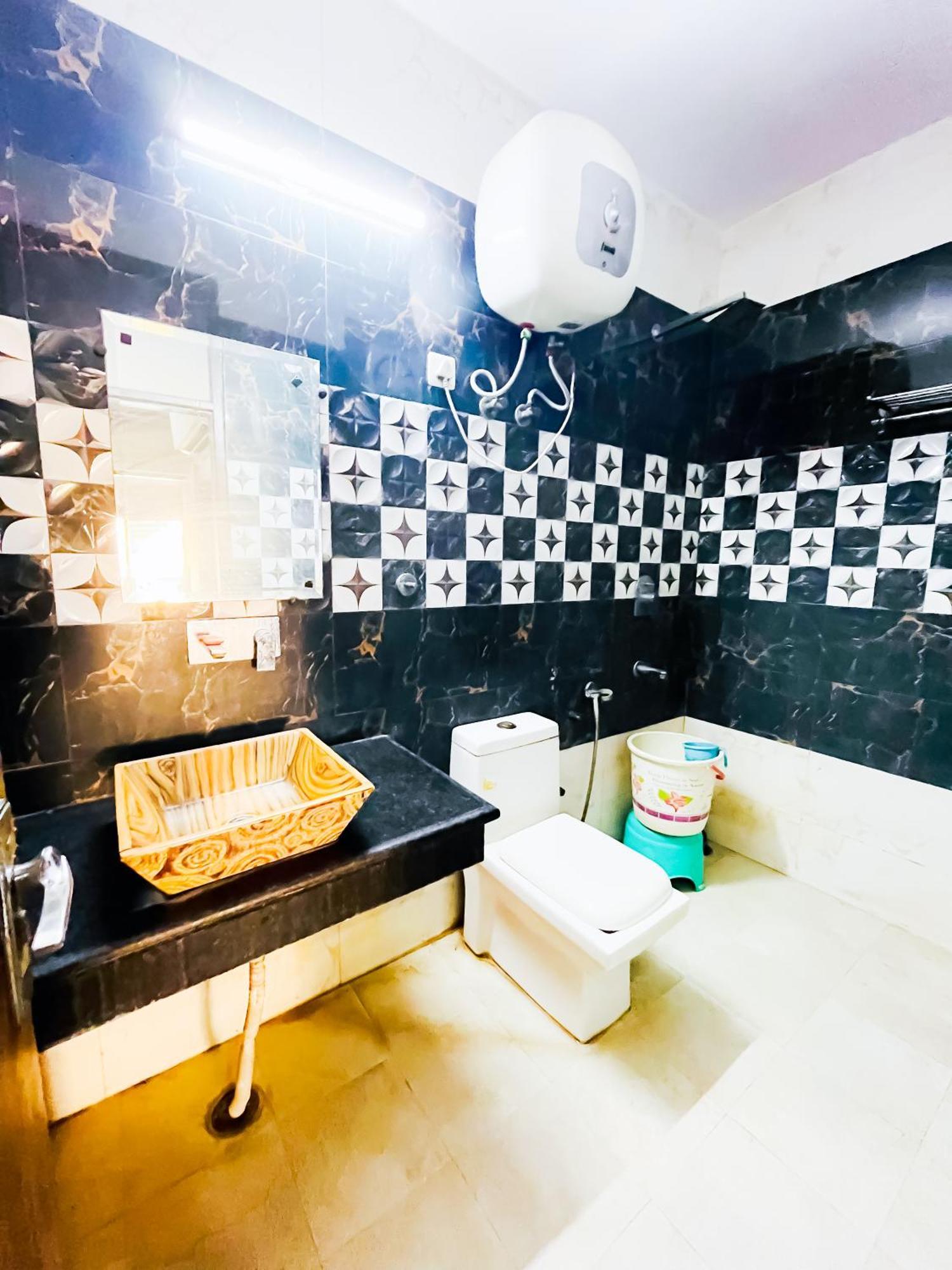 Hotel Deluxe In Sarai Kaley Khan