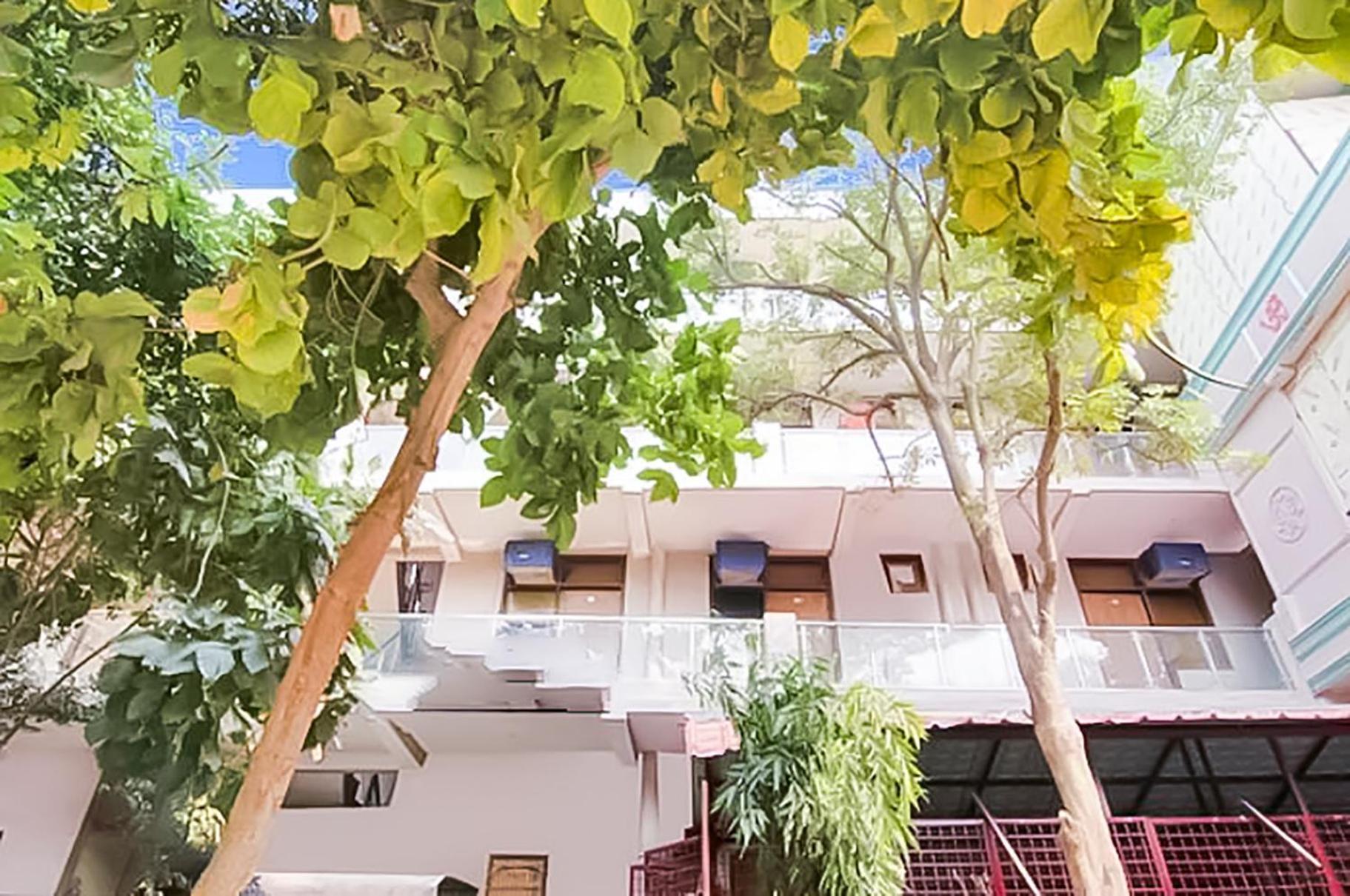 Hotel Deluxe In Sarai Kaley Khan New Delhi